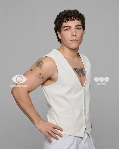 Juani Car entra para competir en la casa más famosa del país 🧳👏 👁️ Mirá  #GranHermano #GeneraciónDorada en mitelefe.com/vivo con la conducción de  @santidelmoro
