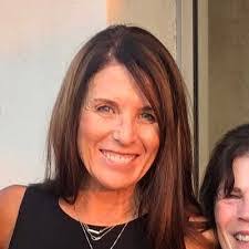 Kelly Hentges's Instagram, Twitter & Facebook