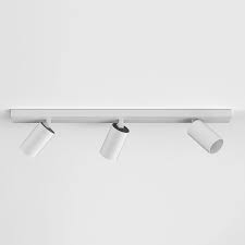 Der runde baldachin der lampe ist mit einem weißen trägerbalken verbunden. Led Wand Und Deckenstrahler Can In Weiss Matt Astro Click Licht De