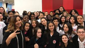 Nouveautés ou anciens hits, toutes les paroles de chimene badi sont disponibles sur paroles.net. Les Jeunes Creillois De La Chorale Des C4 Vont Chanter Sur France 3 Avec Chimene Badi Evasion