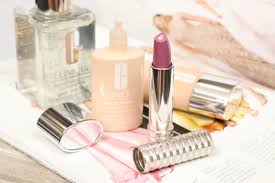 Find out 30 of the best makeup tips, tricks, & hacks from an expert makeup artist! Mackarrie Beauty Style Blog Clinique Even Better Makeup Hydrating Jelly