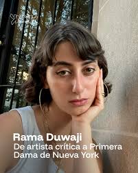 Rama Duwaji es una artista sirio-estadounidense radicada en Brooklyn,  especializada en ilustración, animación y cerámica. Su obra aborda la  identidad árabe, la justicia social y la experiencia compartida, y sus  colaboraciones incluyen