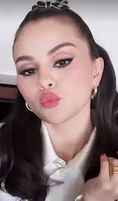 Queen in Red #selenagomez