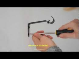 Comme tout autre mode de fixation, ce système permet à la tringle de supporter aussi bien les voilures que les rideaux opaques et volumineux. Comment Poser Des Tringles A Rideaux Youtube