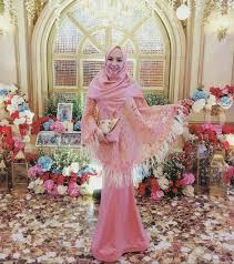 Baju kebaya brokat fashionsista kebaya brokat kutubaru maroon modern. Inspiratif Cek 35 Inspirasi Kebaya Modern Untuk Wanita Berhijab Updated 2021 Bukareview