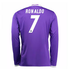 Los blancos will be seen in another great the all new jersey of real madrid boasts a very traditional design in white and purple, the most iconic alternative color of los merengues. Compra Camiseta Manga Larga Real Madrid Away 2016 17 Ronaldo 7