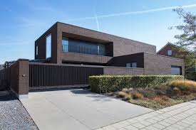Strakke Moderne Villa In Donker Bruine Gevelsteen Maison Modern Avec Brique De Facade Brun Fonce Modern Villa In Dark Brown Ploegsteert Architectuur Gevel
