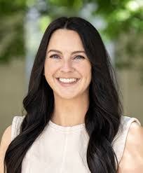 Kelly Cadwallader's Instagram, Twitter & Facebook