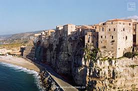 The transparent water entices visitors to enjoy an invigorating swim on hot days. Tropea Sehenswurdigkeiten Im Suden Italiens Kalabrien