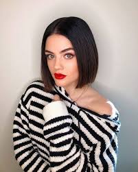Rambut yang telah di smoohing di potong pendek sebahu kemudian dibuat tatanan rambut belah tengah. 12 Model Rambut Pendek Untuk Segala Bentuk Wajah Yang Nge Tren Di Tahun 2019 Rimma Co Line Today