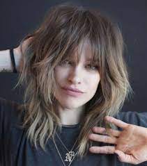 Mid Length Shaggy Hairstyle With Bangs Lange Haare Haar Haarausfall Frisuren Lange Haare In 2020 Medium Shag Haircuts Hairstyles With Bangs Medium Curly Hair Styles