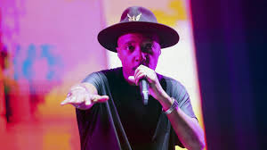 Son dernier album «l'everest» a été certifié disque de diamant avec 850 000 exemplaires. Soprano Annonce Une Tournee Des Stades En 2022 Pour Son Nouvel Album Chasseurs D Etoiles