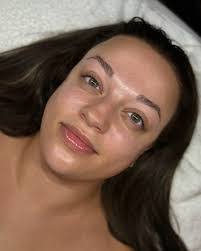 Chloe Simon's Instagram, Twitter & Facebook