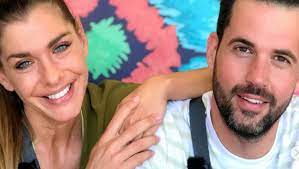 Born on 17th april, 1986 in cantavir, serbia, she is famous for megasztár 2004 (singing competition show). Bakos Gergo Eljegyezte Der Henit Amirol Meresz Kepet Osztott Meg Well Fit