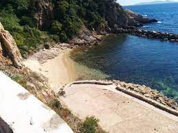 Mais, la plupart du temps, il est possible de venir s'abriter dans l'anse au n du fort en avant d'une belle plage de sable bordée de pins. Vue De La Plage Privee Du President Picture Of Fort De Bregancon Bormes Les Mimosas Tripadvisor