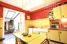 À chiner secrétaire vitrine année 70 sur selency. Cuisine Annees 70 Rouge Et Jaune C1621 Mires Paris