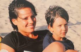 Por más proyectos con este grupo de sin vergüenzas que acabamos de forjar.  Gracias por todo. “A Mi Cuerpo” videoclip de una canción original de Pablo  Lluch. Intérprete: Pablo Lluch Bailarina:Raquel Lao