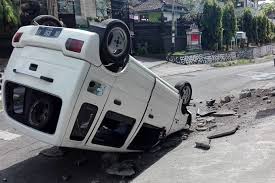Blog ini adalah blog dari pengajaran smkn 2 purwokerto. Tabrak Trotoar Mobil Dikemudikan Pns Terbalik Balipost Com