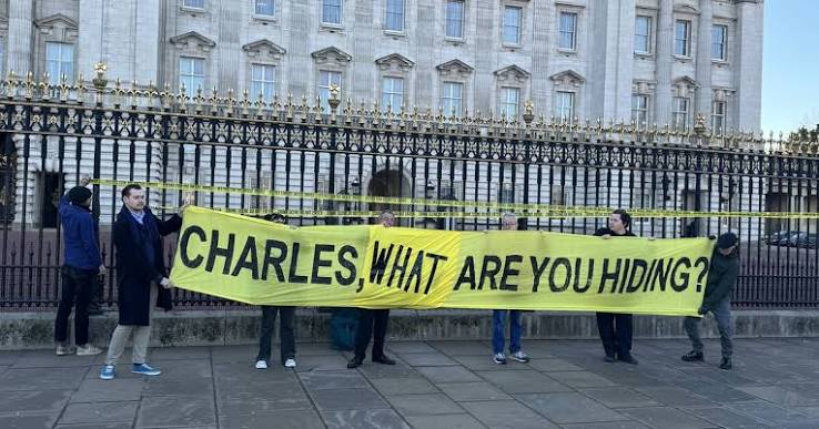 Furious protesters target Buckingham Palace after latest bombshell Andrew-Epstein claims | Royal | News | Express.co.uk