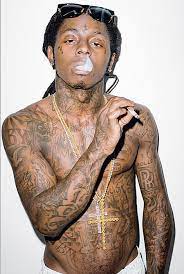 The newest addition is on his right cheek, just above his peace sign tattoo. Lil Wayne Ist Mit Tatowierungen Bedeckt Promi Tattoos