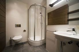 Dusche im kleinen badezimmer elements. Eckeinstieg Fur Die Dusche Sinnvoll Fur Kleine Badezimmer