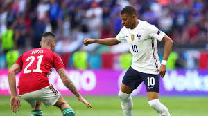 Frankreichs torschütze antoine griezmann (r) und lucas digne klatschen sich nach dem tor zum in der deutschen gruppe f hat frankreich nun vier punkte, ungarn feierte seinen ersten punktgewinn. 1c 0rzw6 Hhlim