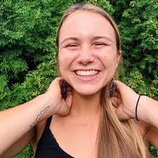 Danielle Hiler's Instagram, Twitter & Facebook