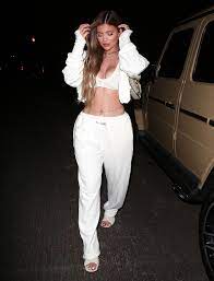 Stattdessen hat jenner eine andere stilumstellung gemacht, an die wir alle gewöhnt sind, und eine neue haarfarbe kreiert. Ganz In Weiss Kylie Jenner Flasht Mit Ihrem Flachen Bauch Promiflash De