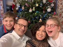 Mateusz morawiecki pokazał, jak spędzał sylwestra. Mateusz Morawiecki Z Zona I Dziecmi Bawil Sie W Sylwestra Nadchodzacy 2021 Bedzie Lepszy Pod Kazdym Wzgledem
