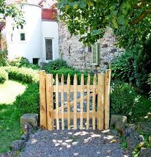 Ein Gartentor Aus Holz Oder Metall Wie Breit Wie Hoch Hier Findet Ihr Ideen Zu Diy Garden Deko Gartentore Gartenturen Gartentore Holz
