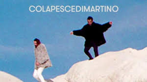 La canzone racconta la storia di due supereroi caduti in miseria che s'interrogano sul senso della vita contemporanea e sull'amore. Bgtvtp0eujn3am