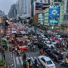 this is ordinary scene in bangkok in the evening heavy traffic jam is as usual mmm 夕方になるといつもこんな感じの大渋滞全く動きませんのでbtsに乗り込むことになるという ban bangkok travel landmarks