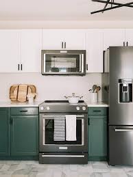 Vivas en un pueblo o en la gran ciudad, puedes desayunar cada día rodeado con la calma del campo. 15 Inspiradoras Cocinas Con Armarios Pintados Y Como Hacerlo