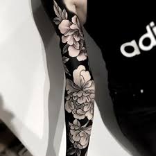 Black And White Japanese Tattoo Leg Sleeve Japanese Tattoo Sleeve By Artemiy Neumoin Japaneseink Japanesetattoo Irezumi Tebori Co Nature Tattoo Sleeve Floral Tattoo Sleeve Japanese Sleeve Tattoos