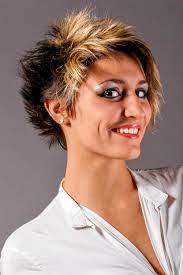 Coole looks, anleitungen für ein perfektes pixie cut styling, viele aufregende star looks und vor allem ob der pixie zu deiner gesichtsform und haarstruktur passt. Freche Kurzhaarfrisur Pixie Cut Freche Pfiffige Und Flippige Kurzhaarfrisuren