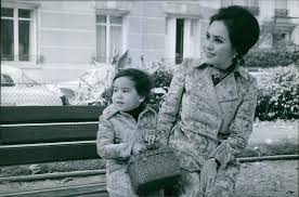 Meskipun sudah lama sekali dan kita hanya mengenalnya lewat sejarah tetapi perjuangan beliau patut diacungi jempol. Potret Lawas On Twitter Kartika Soekarno Bersama Ratna Sari Dewi Ibunya Di Paris Awal 1970 An Lahir Di Tokyo Saat Senjakala Rezim Ayahnya Kartika Cuma Pernah Sekali Berjumpa Soekarno Itupun Sudah Dalam Keadaan