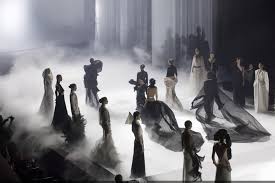 Εβδομάδα Μόδας 2025 στο Παρίσι: ζήστε ξανά το μεγαλειώδες σόου Haute  Couture του Stéphane Rolland σε εικόνες - Sortiraparis.com