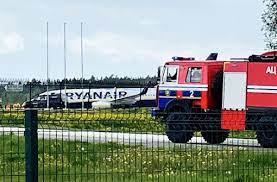 The government also claims that a fighter jet wasn't deployed until after the ryanair pilots made the decision to divert to belarus. Ryanair Zwangslandung In Belarus Regimekritiker Auf Flughafen In Minsk Festgenommen Politik Stuttgarter Zeitung