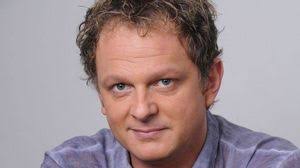 Plecat cu scandal din TVR, Leonard Miron nu ramane dator! Fostul  prezentator este de acord cu cei care-l desfiinteaza pe Adrian Bucur,  vedeta postului: "Lichea standard, model de pupincurism!"