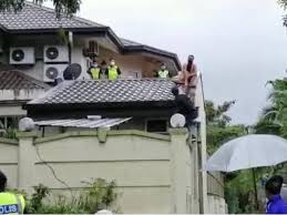 Perkhidmatan cat bumbung kami adalah yang terbaik di sekitar kuala lumpur dan selangor dengan mengubah suai rumah anda menggunakan teknik cat dan teknologi terkini. Pencuri Panjat Bumbung Selepas Dikejar Anjing