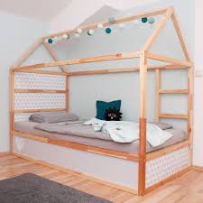 Eine ganz unaufgeregt dokumentation eines bettes mit holzdielen von rene fichtner. Diy Ikea Hausbett Die Besten Ideen Zum Schlafen Unterm Dach