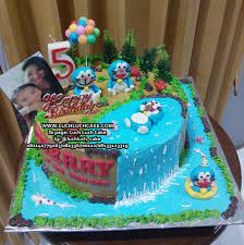 Kepopuleran tokoh doraemon yang sudah ada sejak puluhan tahun silam membuat tokoh ini dapat menjadi salah satu pilihan tepat untuk memeriahkan ulang tahun putra atau putri anda. Gambar Kue Ulang Tahun Doraemon 2 Tingkat Gambar Ngetrend Dan Viral