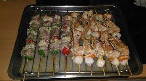 Brochette Terre Poulet Et Boeuf Et Mer Crevette Et Coquille Saint Jacques Sauce Au Beurre Detaill Brochette Crevette Brochettes De Viande Cuisine Du Monde
