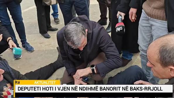 🎥 Deputeti i Partisë Demokratike, Kliti Hoti, është rikthyer për pak çaste  në profesionin e mjekut, duke i ardhur në ndihmë njërit prej banorëve të  Baks-Rrjollit, i cili nuk u ndie mirë gjatë ...