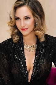 Hoa hậu Venezuela khoe khéo vòng 1 hấp dẫn ở Việt Nam