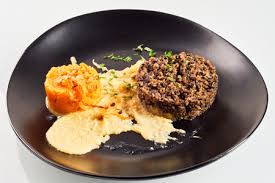 Burns wrote poetry that explored topics such as love, friendship, and heartache. Traditionelle Haggis Mahlzeit Fur Robert Burns Supper Eine Schottische Tradition Mit Gekochten Scheiben Geschnitten Haggis Neeps Tatties Zwiebeln Und Karotten Auf Einem Rustikalen Tisch Lizenzfreie Fotos Bilder Und Stock Fotografie Image 75988919