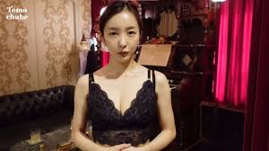 動画］【板野友美】おっぱい先生のバストアップケアで綺麗なバストに復活！ブラジャーに手を突っ込まれて生乳寄せ上げ | エッチな写真