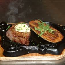 Rumpsteak in einer leicht scharfen pfeffersauce, kaisergemüse, dazu bratkartoffeln und salat. Argentinische Steakkarte Restaurant Steak House Slavija Westerstede