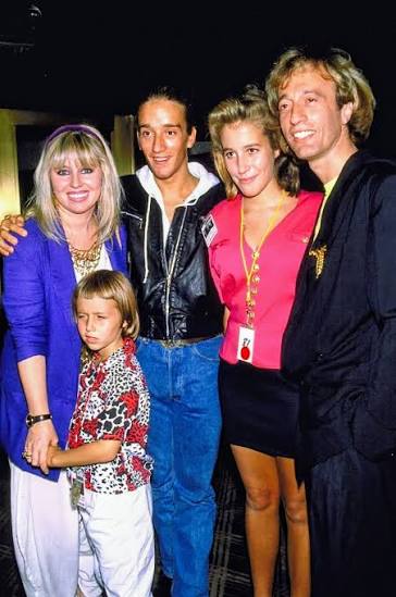 Robin Gibb with his beautiful family Bee Gees singer Robin Gibb (1949–2012)  was married twice: to Molly Hullis (1968–1980), with whom he had children  Spencer and Melissa, and to author/artist Dwina Murphy (