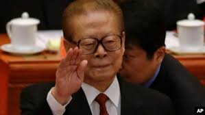 Jiang zemin (*1926) is the former general secretary of the communist party of china and the president of the people's republic of china. æ±Ÿæ³½æ°'90å¤§å¯¿å®˜åª'å†·æ·¡æµ·å¤–çƒ­è®®